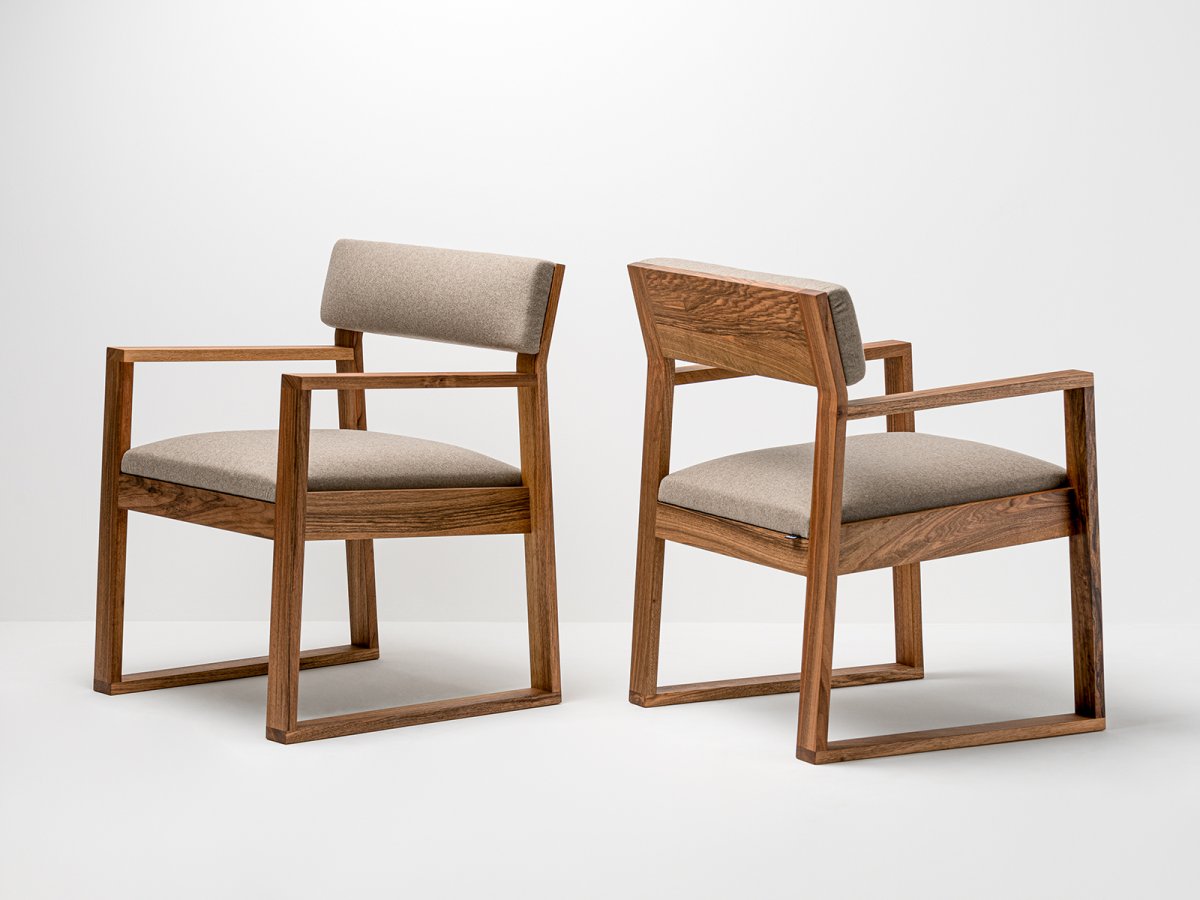 Chaises en noyer Aix et tissus Arpin ® - 100% made in France