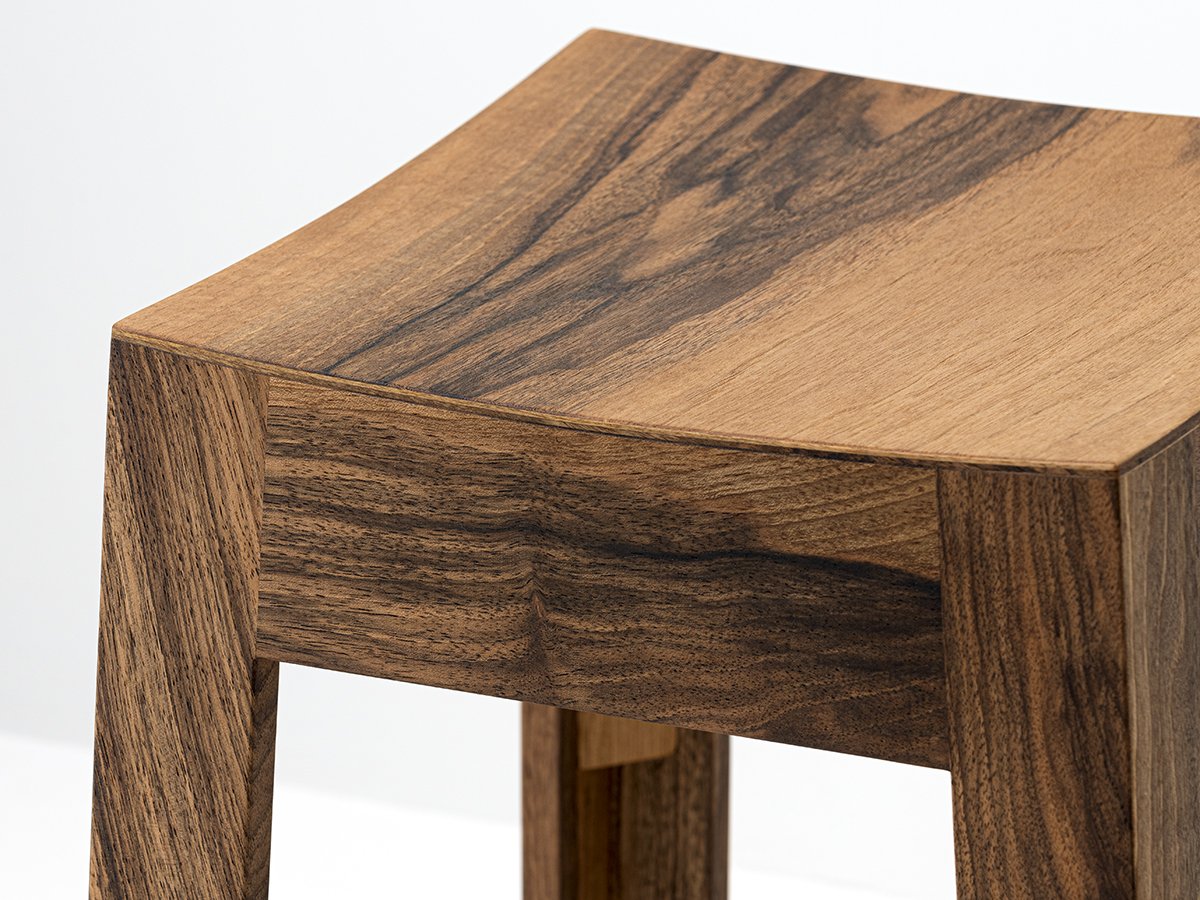 Tabouret MiniWak en noyer - Assise incurvée pour un confort optimal