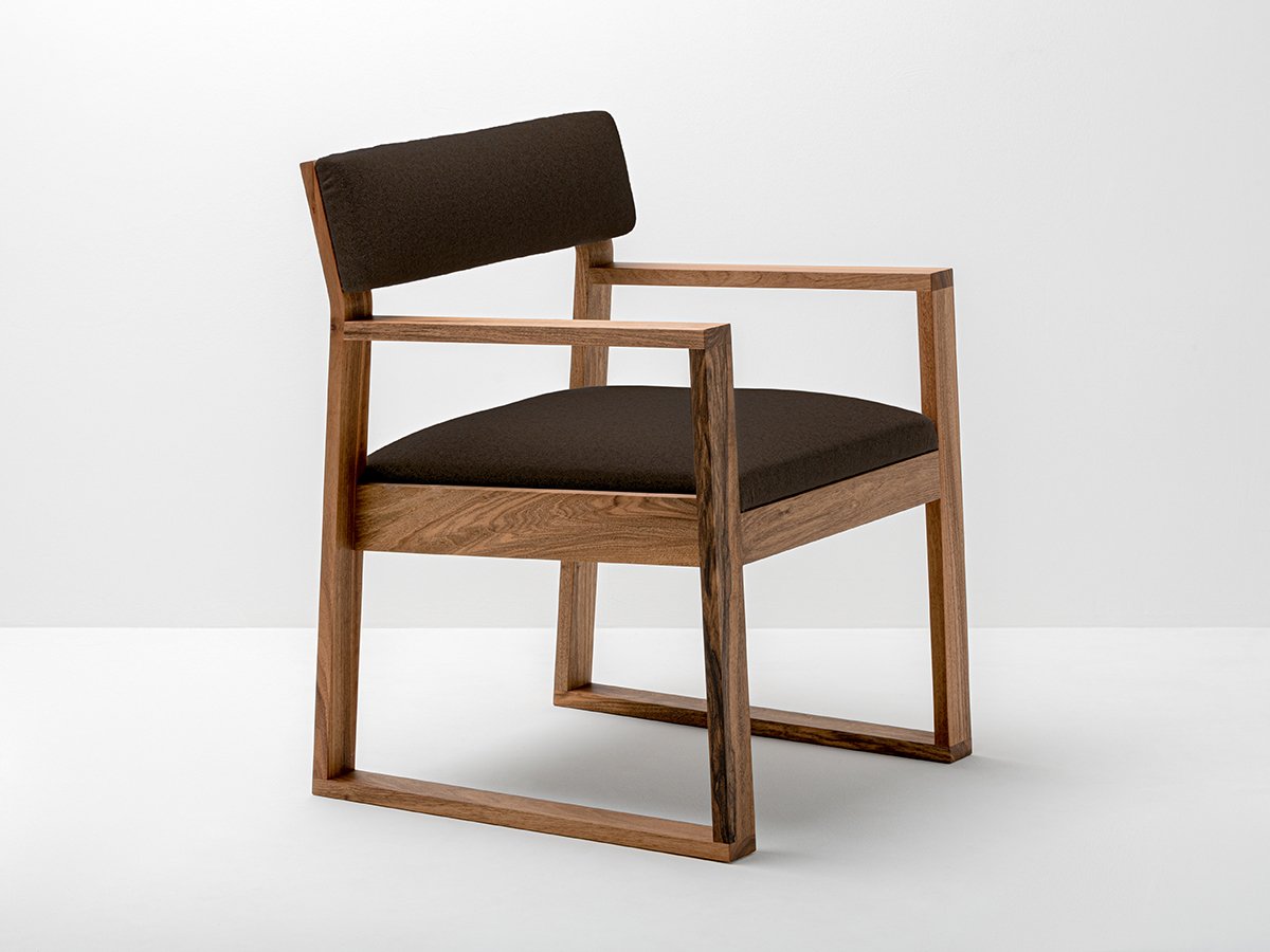 Fauteuil Aix en noyer et tissus Arpin ® - coloris Burel