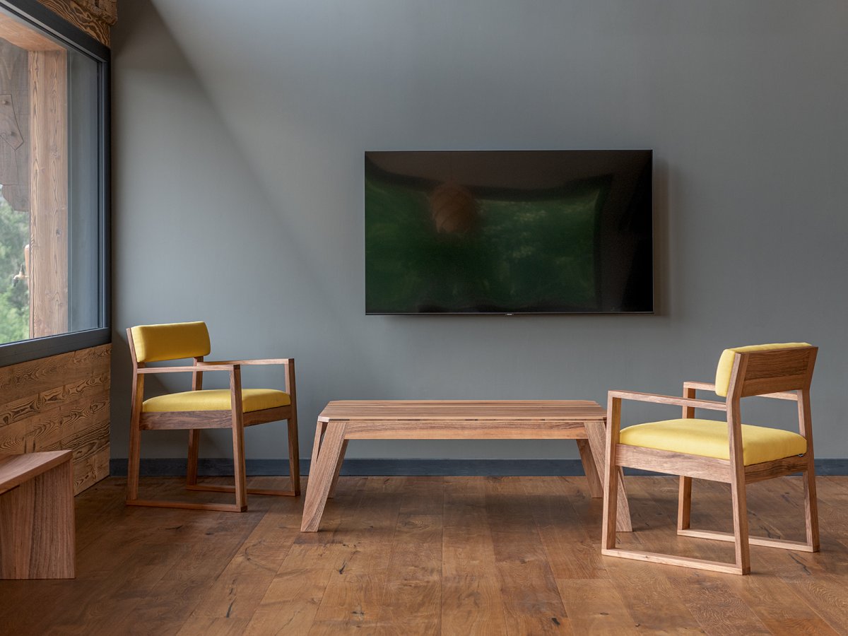 Table basse MéliMélo en noyer sur-mesure - Avec les chaises design Aix