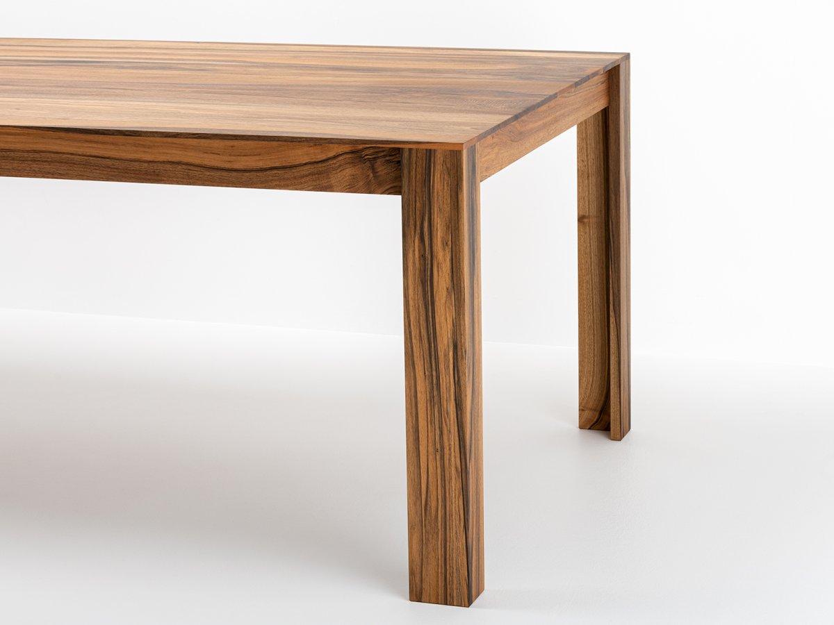 Table en Noyer fabriquée en Bois massif local et durable - Elmar