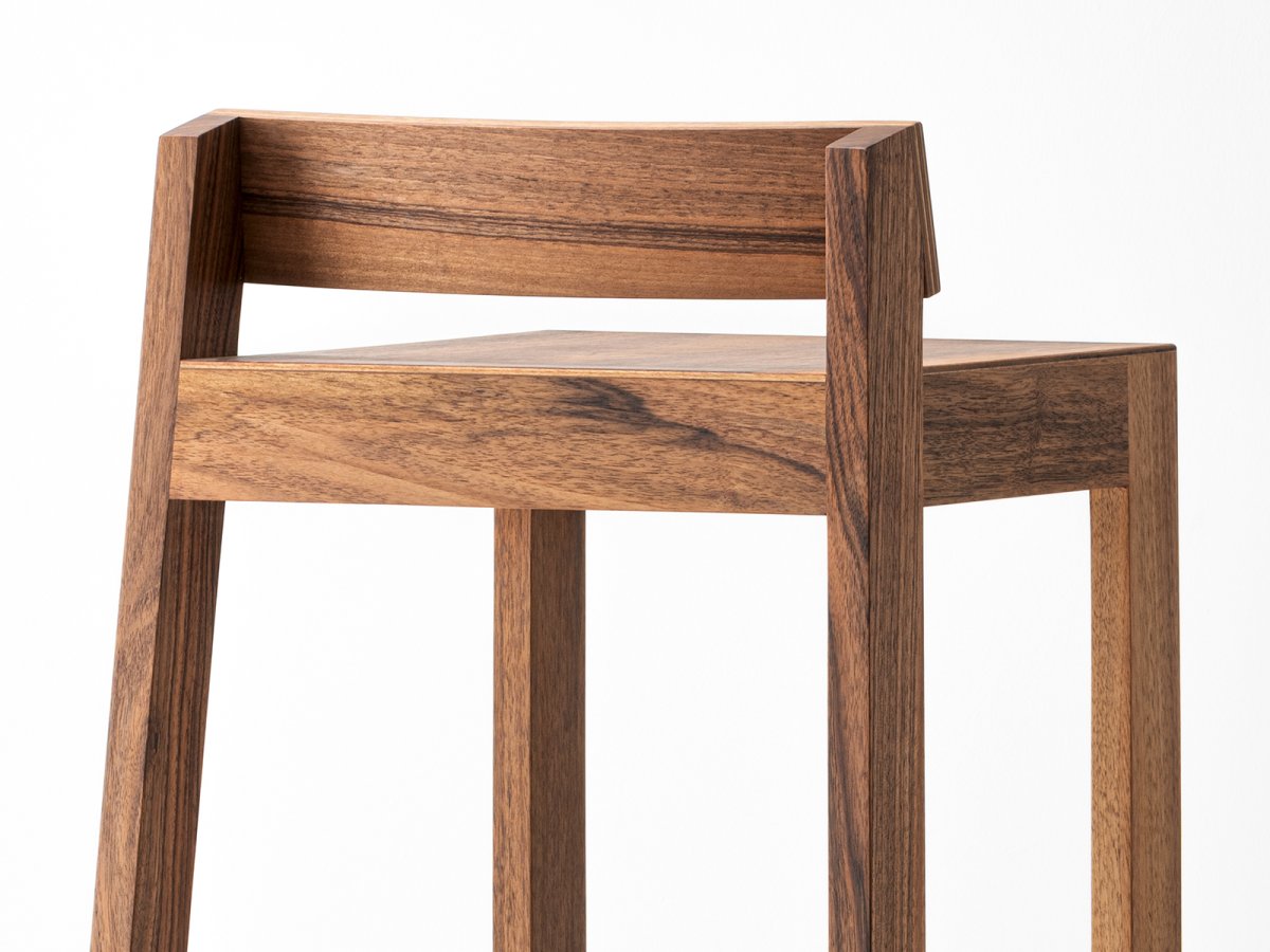 Tabouret PilPil en noyer - Assise et dossier en multiplis de noyer