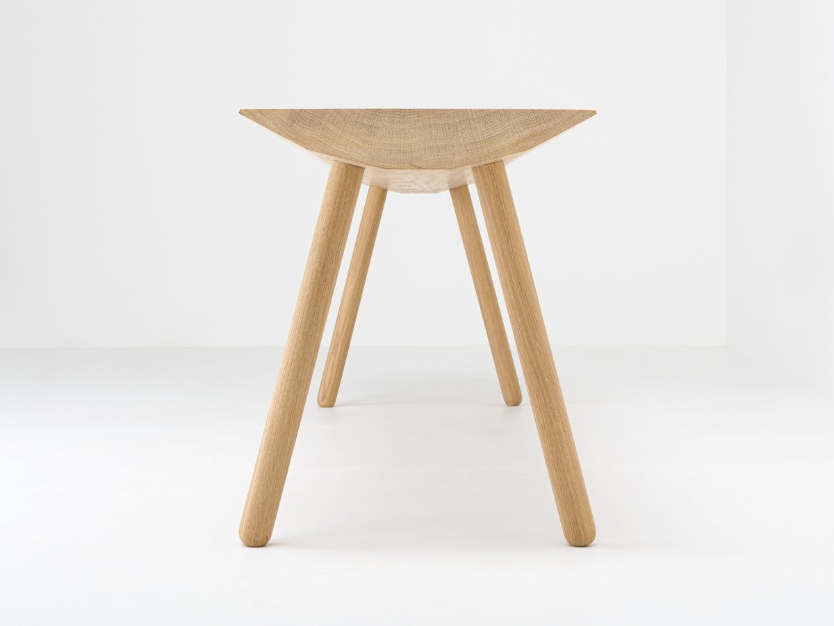 Banc Dendro Light en chêne massif - le design caractéristique de la dosse de bois