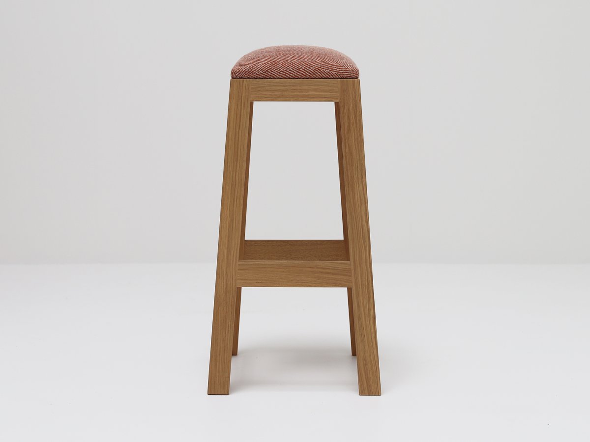 Tabouret Wak en chêne tapissé en occasion - Sur-mesure jusqu'à 75 cm de hauteu