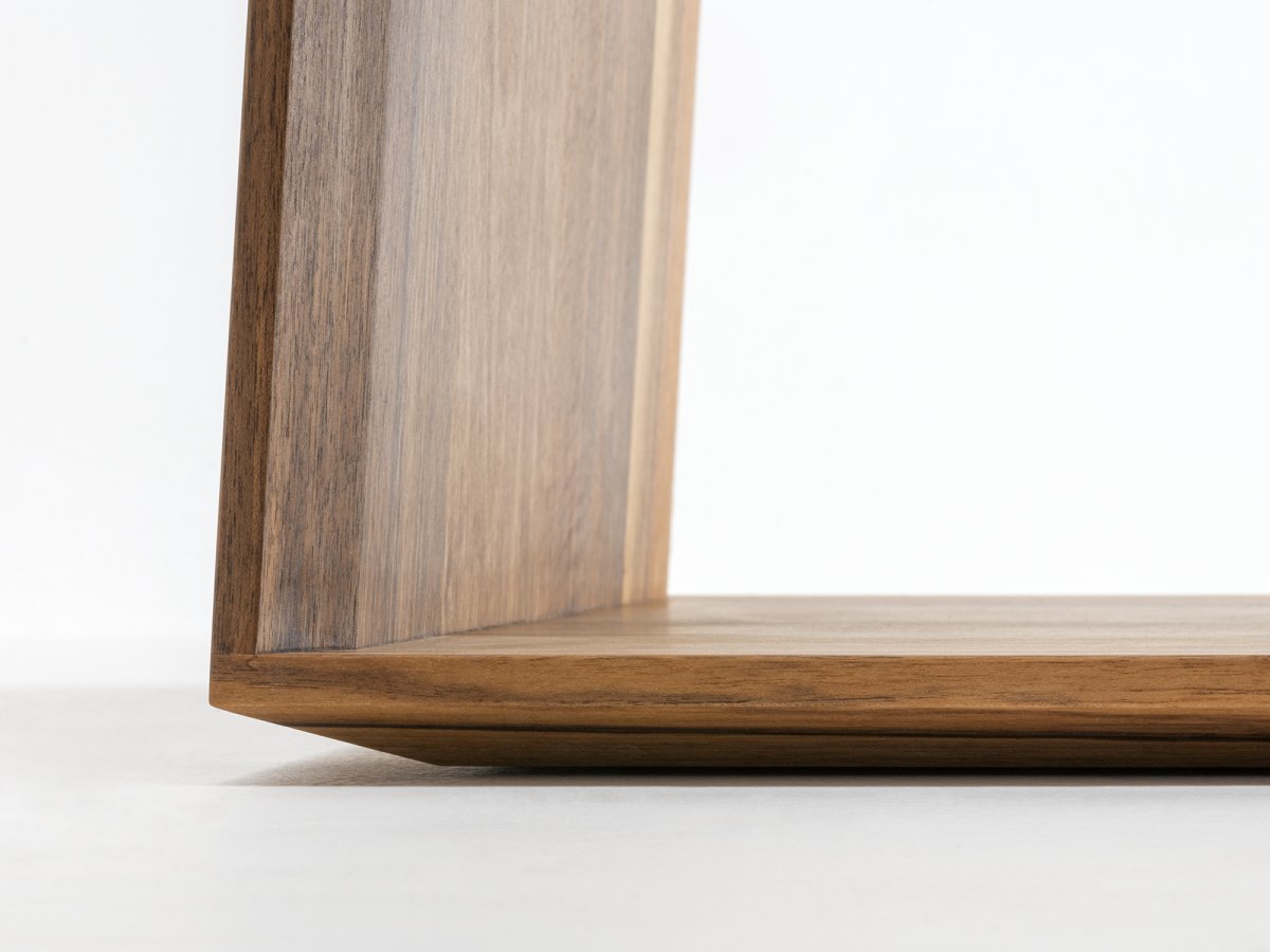 Jeu de moulures bas : donne à cette table en Noyer un aspect de finesse et de légèreté