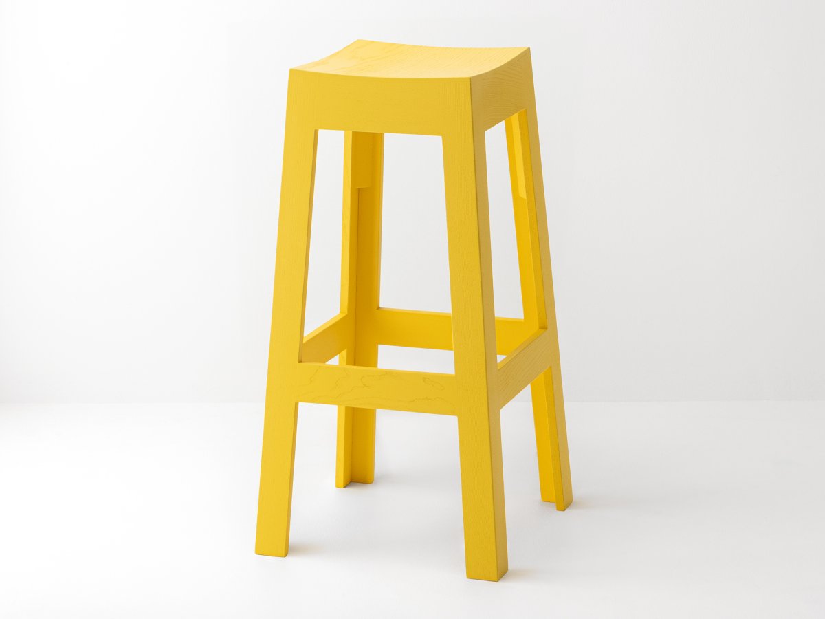 Tabouret de bar en bois massif laqué 100% personnalisable RAL1023  - Wak