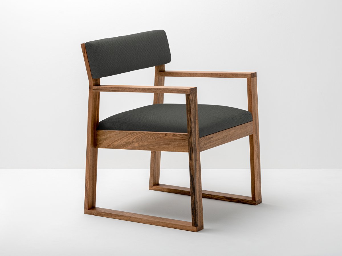 Chaise Aix en noyer et tissus Gabriel®