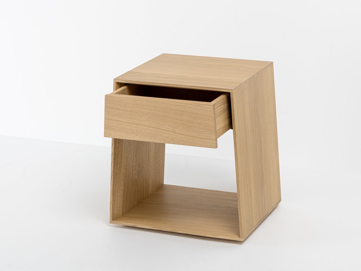 Chevet Anouk. Son large tiroir et son espace de rangement de 32 cm.