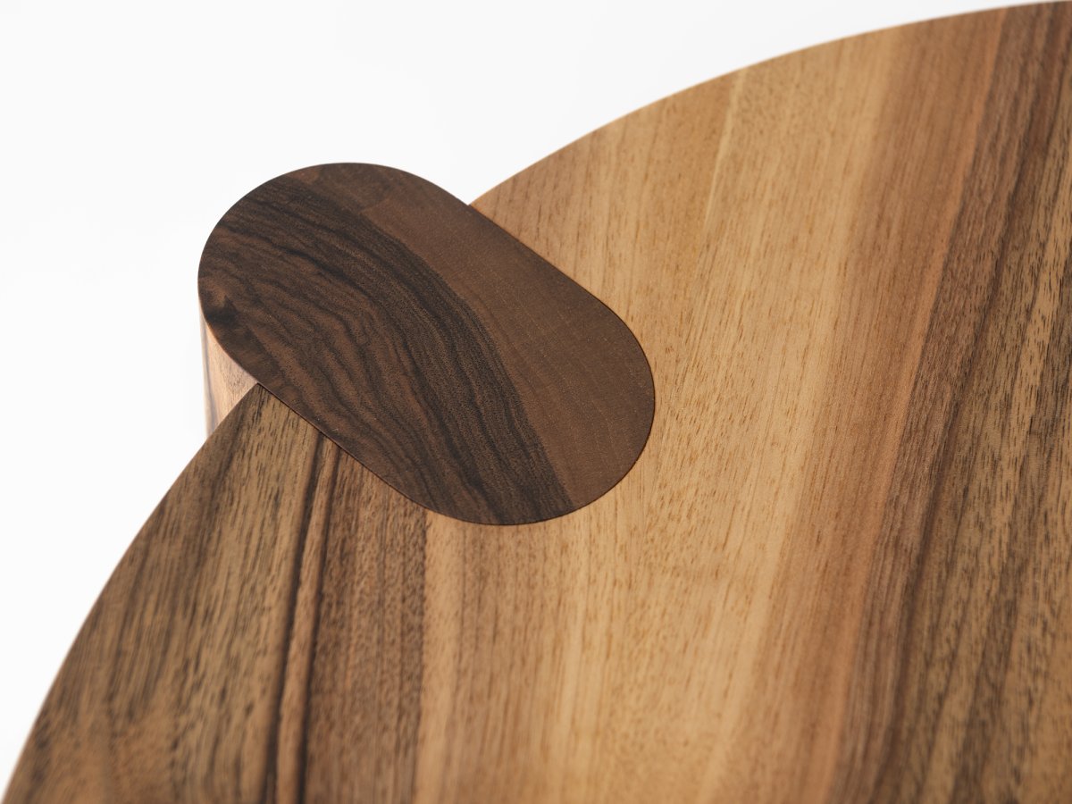Table design en noyer massif : des assemblages d'ébénisterie aux finitions irréprochables