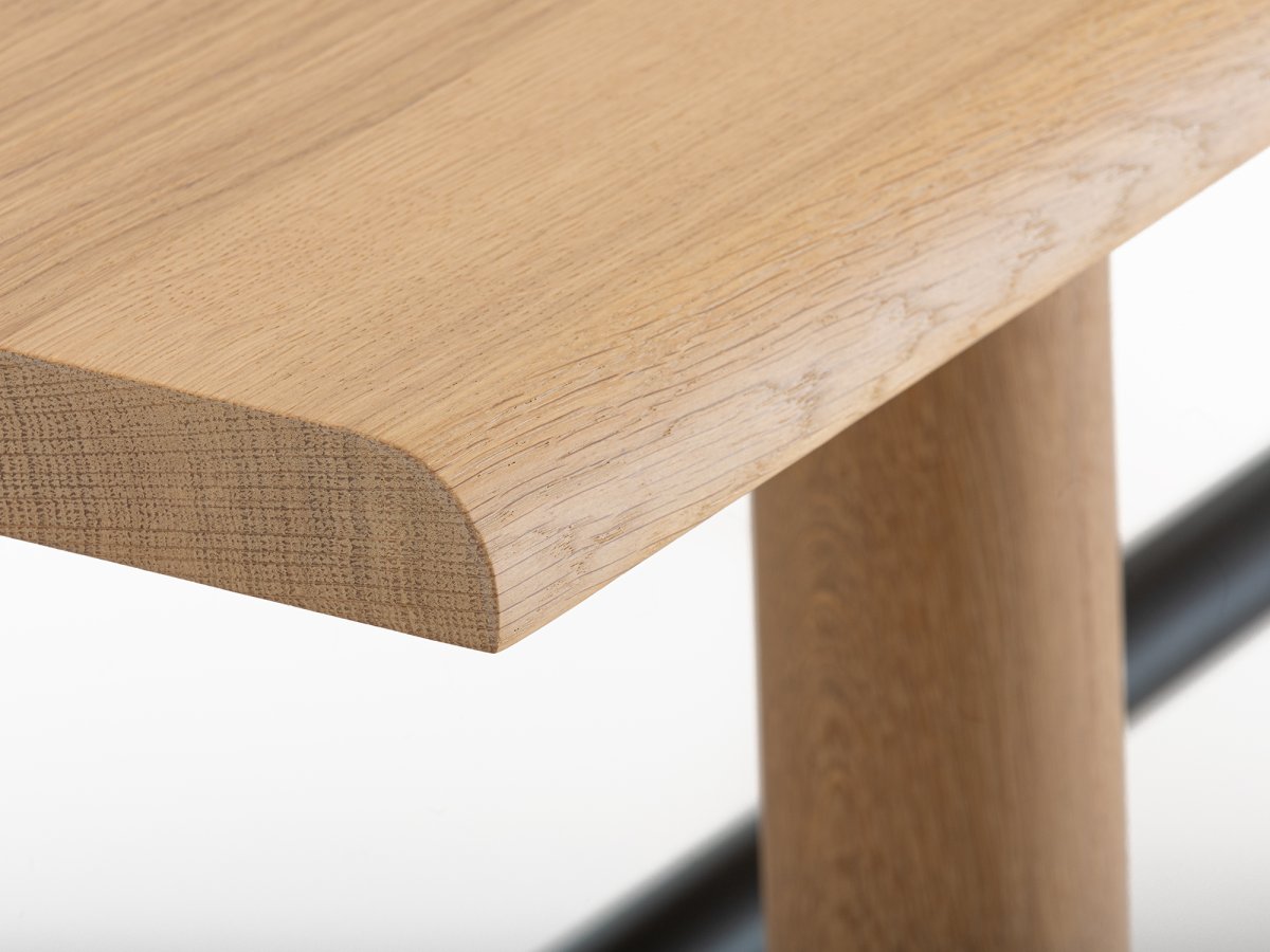 Banc d'entrée design en chêne : assise ergonomique et confortable aux bords profilés - Ostal
