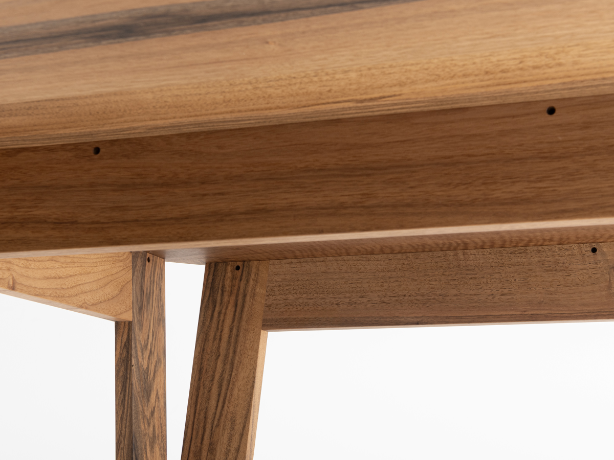 Table design avec traverse en bois massif - Table MéliMélo en noyer