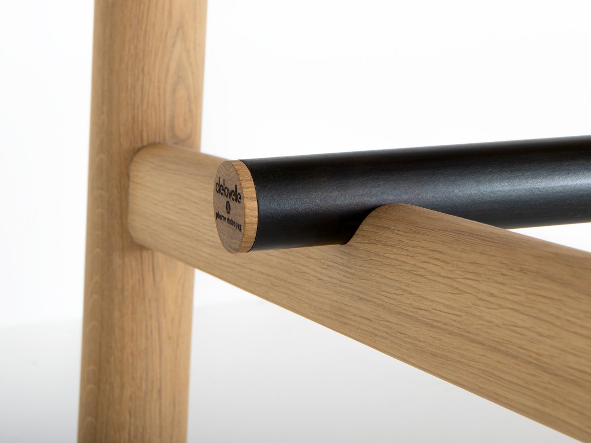 Table en bois contemporaine : superbe association du bois et métal de la traverse - Ostal