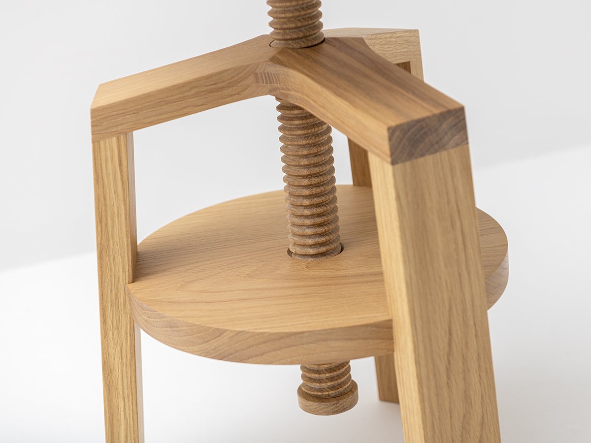 Tabouret d'horloger réglable grâce à sa vis en chêne massif - Hauteur de 40 à 55 cm
