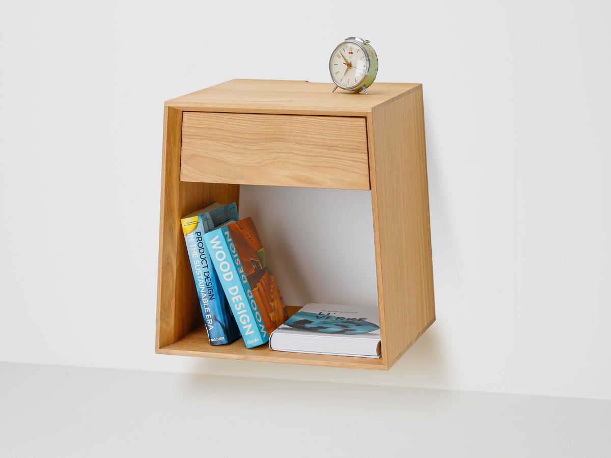 Table de chevet Anouk en bois fixable au mur.