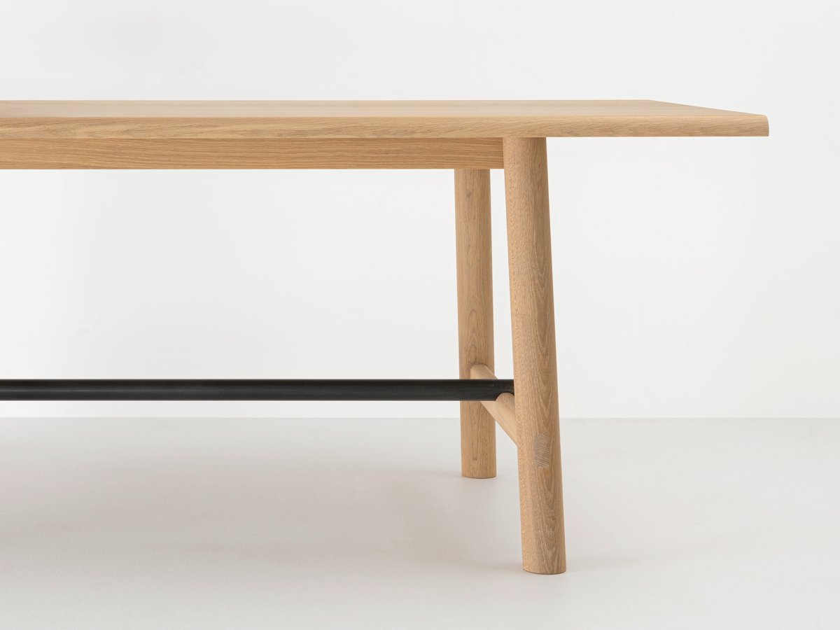 Table design en chêne et métal : style épuré et chaleureux
