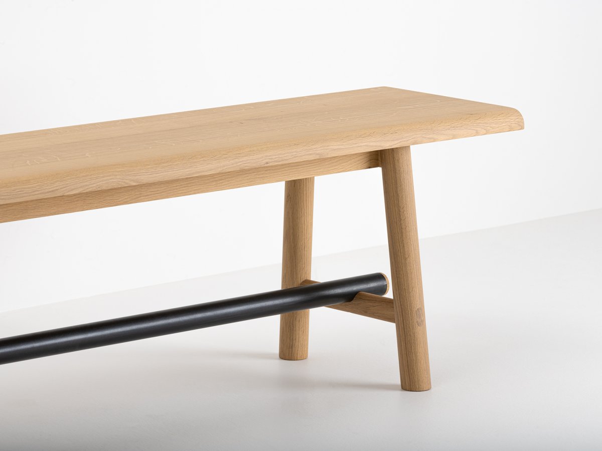 Banc design en bois et métal noir : traverse en acier avec patine noire "canon de fusil" - Ostal