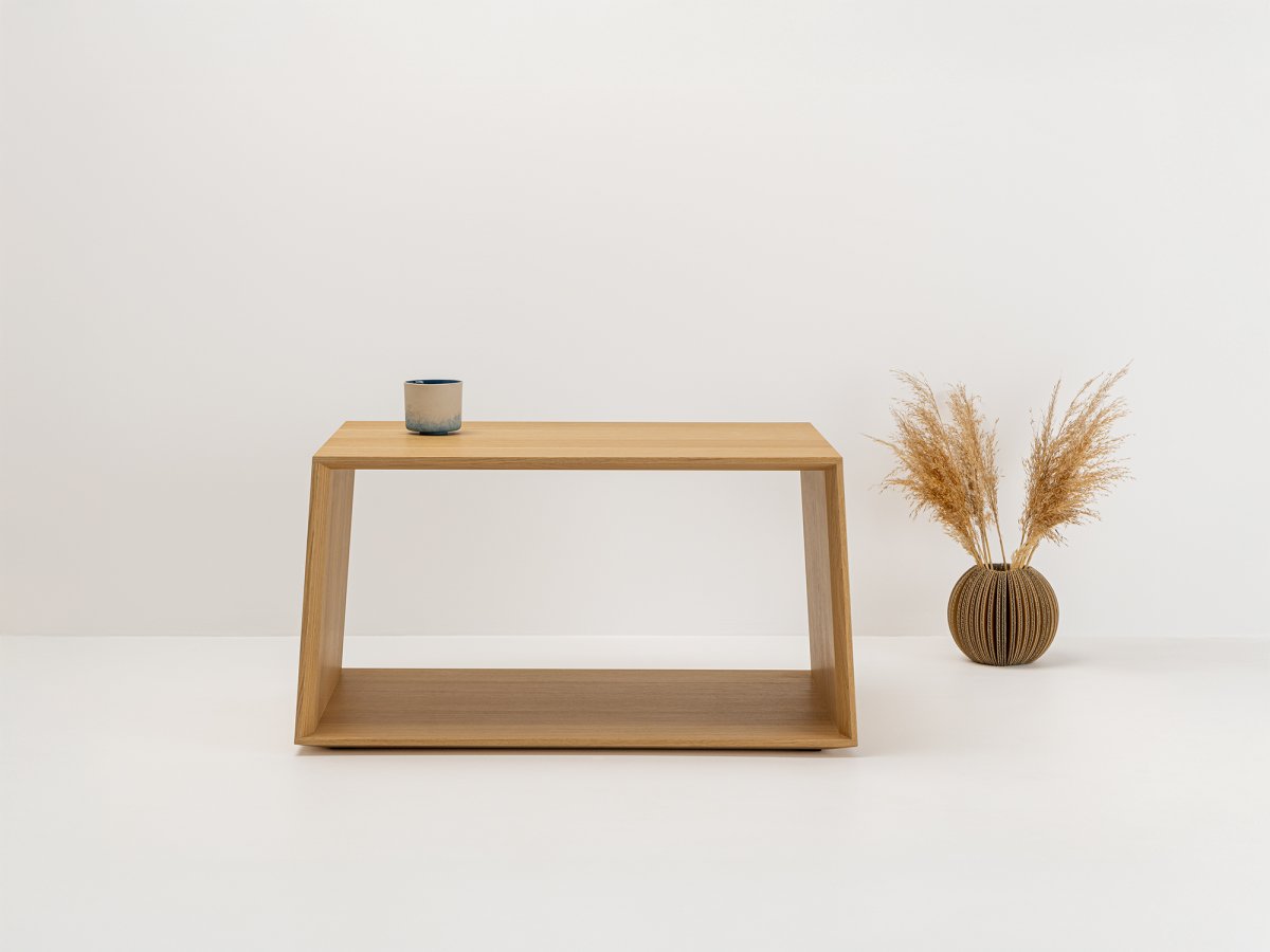 Table de salon authentique en bois massif 100%.