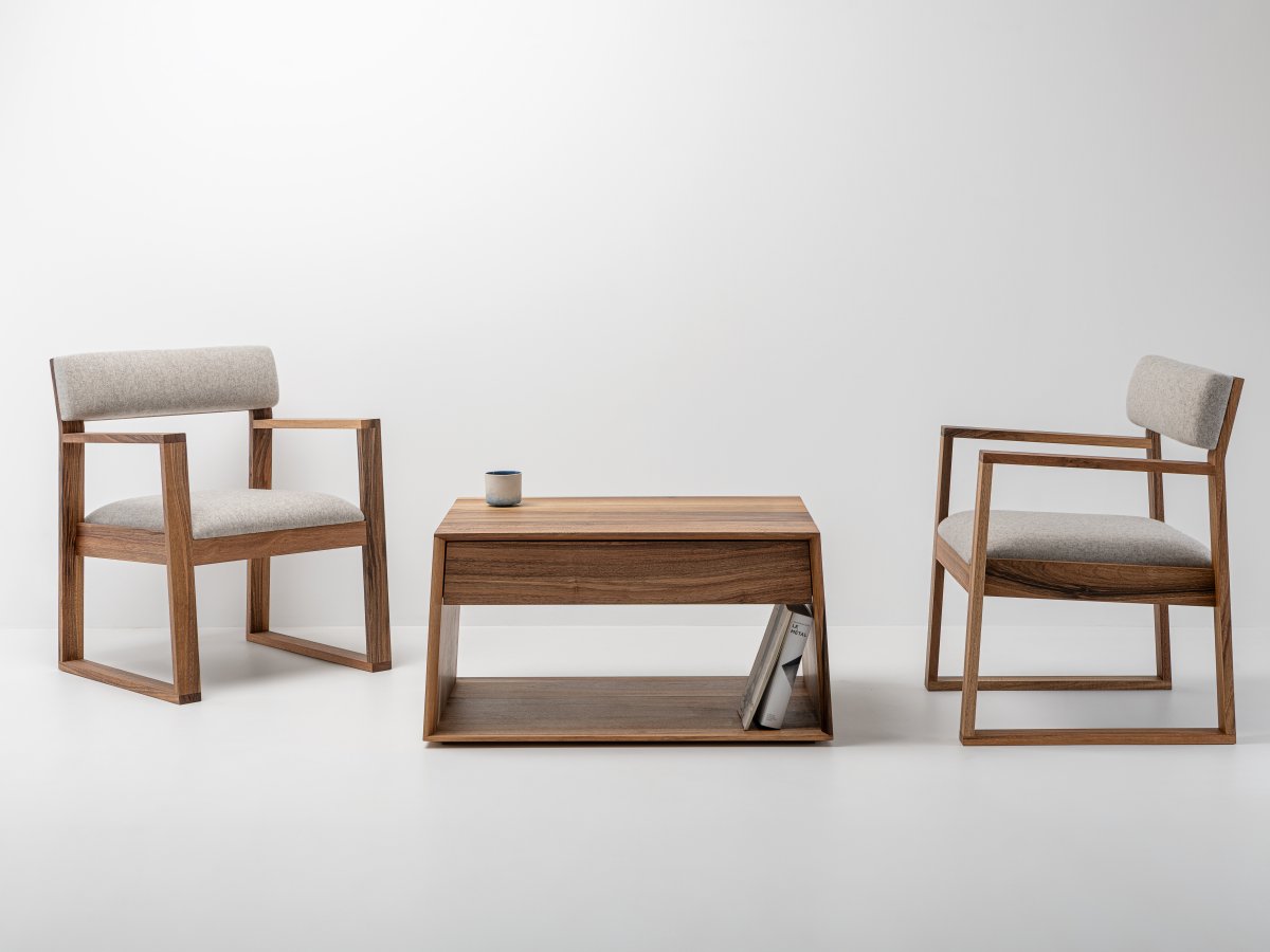Ensemble assorti table basse Anouk et fauteuils Aix en noyer
