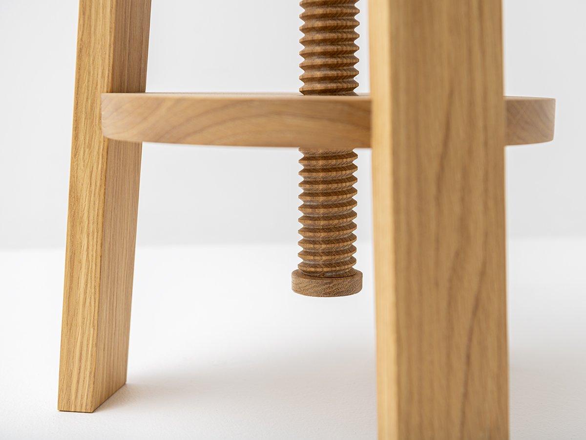 Tabouret bas design avec vis ajustable en hauteur de 55 à 70 cm