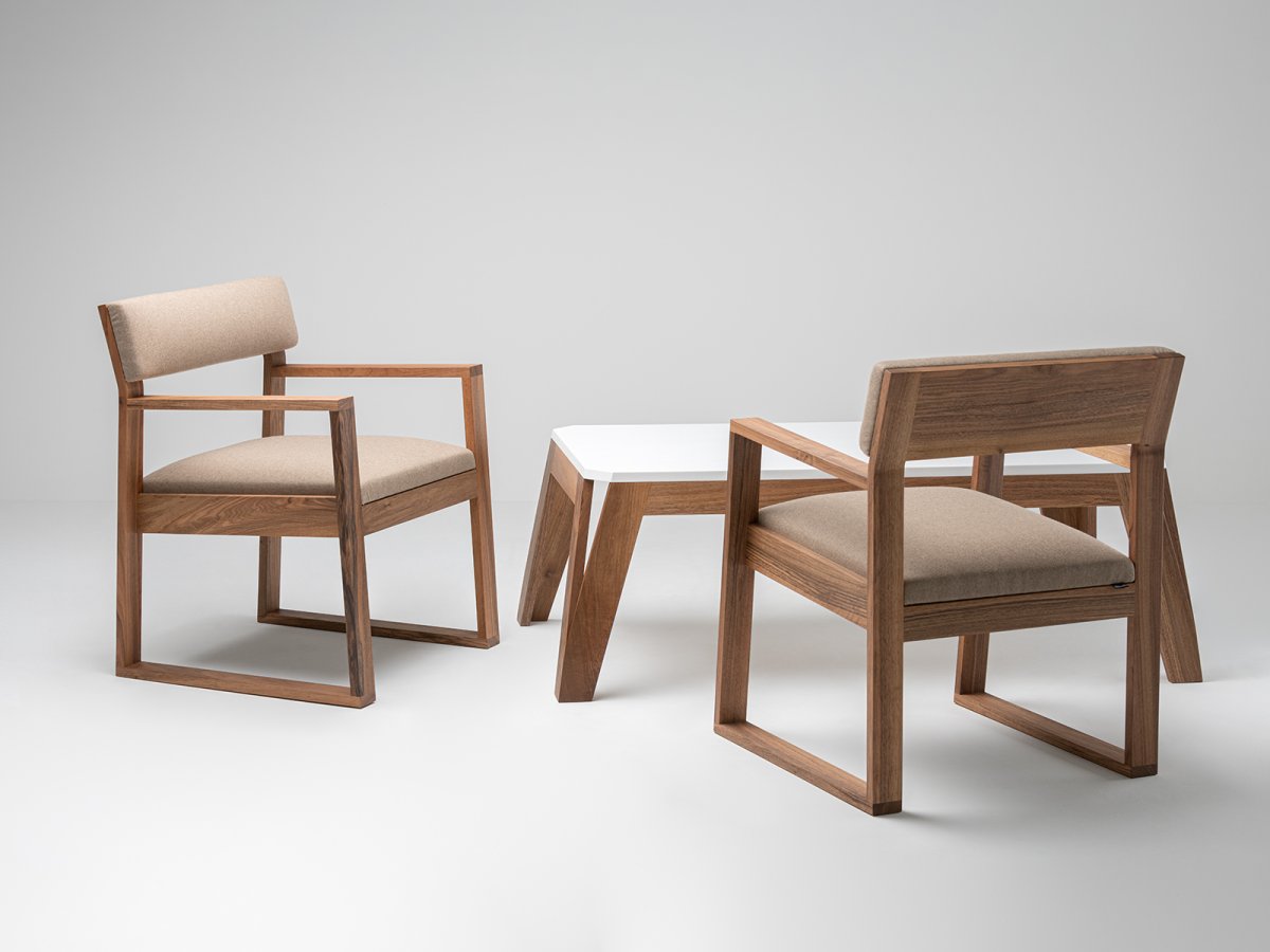Table basse et fauteuils scandinave en noyer et résine - table basse MéliMélo et fauteuils Aix