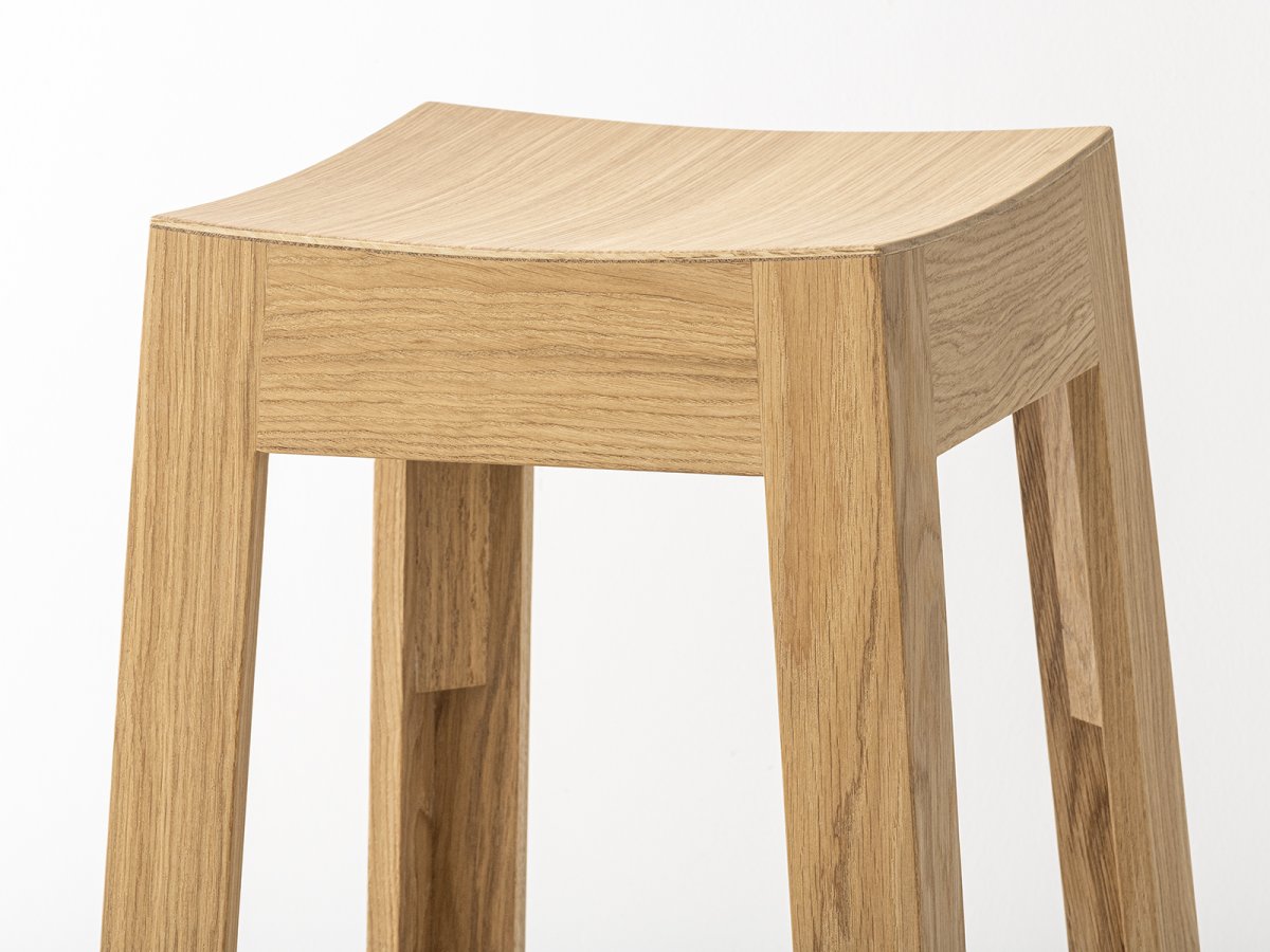 Assise incurvée de tabouret de bistrot en bois multiplis