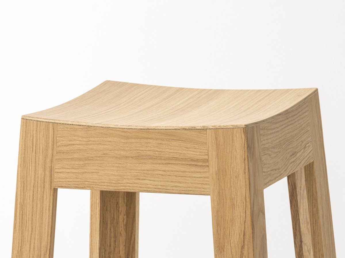 Assise incurvée et confortable de tabouret de bar Wak en bois multiplis
