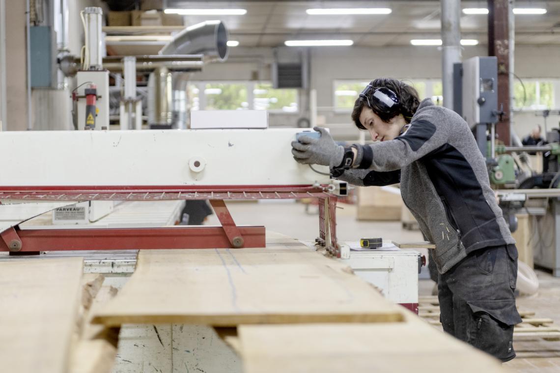 D&eacute;bit du bois brut en d&eacute;but de fabrication du meuble